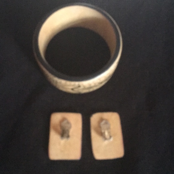 Hand carved bracelet and earrings - Picture 5 of 5